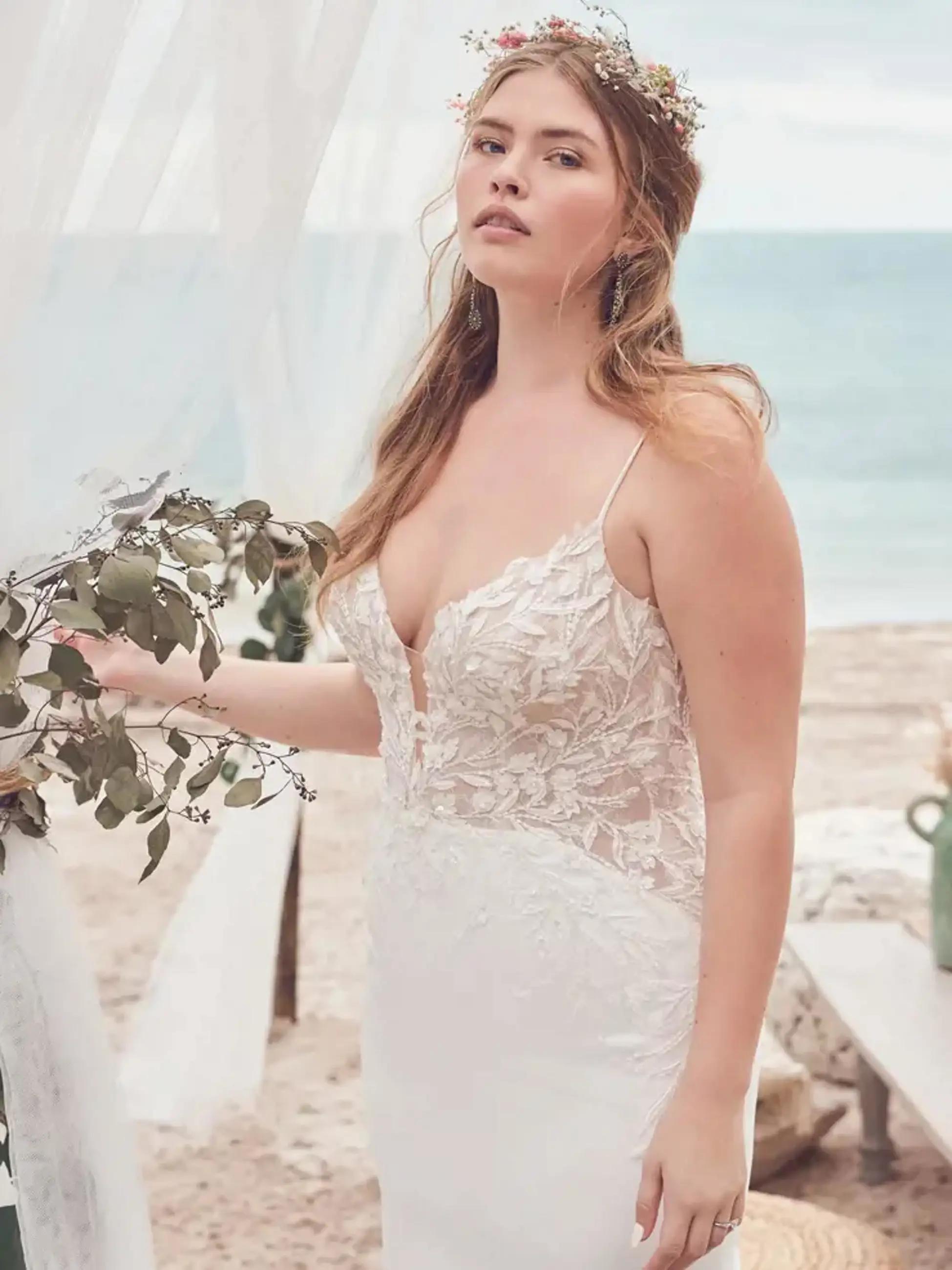 Tropical Vibes: Styling Tips for a Summer Beach Wedding Image